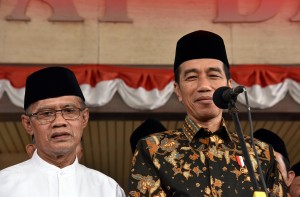Presiden Jokowi didampingi Ketua Umum PP Muhammadiyah Haedar Nashir menjawab wartawan, di Kantor PP Muhammadiyah, Jakarta, Kamis (23/8) siang. (Foto: JAY/Humas)
