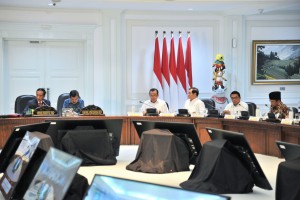 President Jokowi, accompanied by Vice President Jusuf Kalla, led Limited Cabinet Meeting on Lombok quake mitigation measures at the Office of the President, Jakarta on Friday (10/8). (Photo by: JAY/ Public Relations Division of Cabinet Secretariat). 