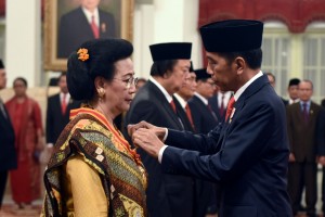 Presiden Jokowi menyematkan tanda kehormatan Bintang Mahaputera Utama kepada Gusti Kanjeng Ratu Hemas, di Istana Negara, Jakarta, Rabu (15/8) siang. (Foto: OJI/Humas)