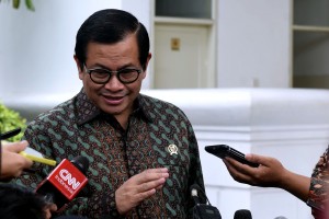 Seskab Pramono Anung menjawab wartawan usai menghadiri acara di Istana Negara, Jakarta, Kamis (23/8) siang. (Foto: OJI/Humas)