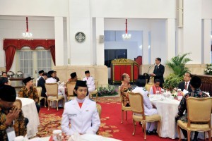 President Jokowi hosts a meeting with national role model, Paskibraka (National Flag Hoisting Team), and Gita Bahana Nusantara (National Choirs and Orchestra Group), at State Palace, Monday (20/8). (Photo: PR/Jay)