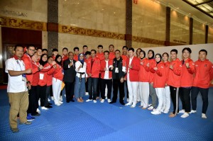 Menteri PANRB Syafruddin selaku Chef de Mission Indonesia berpose bersama atlet-atlet taekwondo, usai Defia Rosmaniar meraih medali emas, Minggu (19/8) lalu. (Foto: BPMI Setpres)