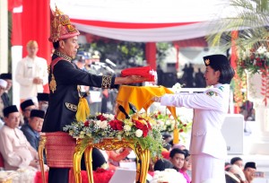 Presiden Jokowi menyerahkan bendera kepada Tim Paskibraka, di halaman Istana Merdeka, Jakarta, Jumat (18/9). (Foto: Humas/Jay)