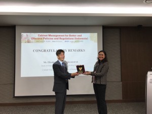 Kabag Pengembangan Kapasitas Pegawai Setkab, Elizabeth, bersama Prof. Wonhyuk Lim, Associate Dean Of KDI School of Public Policy and Management di Sejong, Korea Selatan, Selasa (7/8). (Foto: SDMOT)