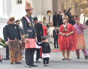 Presiden Jokowi menggandeng cucu saat menghadiri peringatan HUT ke-73 Republik Indonesia, di halaman Istana Merdeka, Jakarta, Jumat (17/8). (Foto: Humas/Deni). 