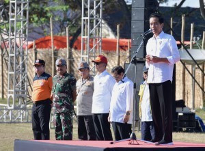  President Jokowi delivers his directives at roll call of West Nusa Tenggara (NTB) Reconstruction program, at Gunung Sari Football Field, West Lombok Regency, NTB Province, Monday (3/9). (Photo: BPMI)