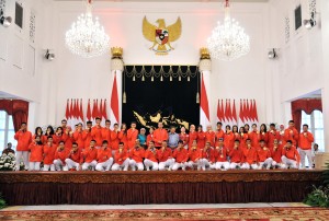 Presiden Jokowi berfoto bersama Peraih Medali Asian Games 2018, di Istana Negara, Jakarta, Minggu (2/9). (Foto: Humas/Jay)