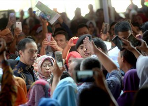 President Jokowi hands over of 7,000 Land Certificates, at the Pakansari Stadium, Bogor, West Java, Tuesday (9/25). (Photo by: Rahmat/Public Relations Division)