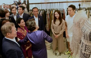 Presiden Jokowi didampingi Ibu Negara Iriana diajak blusukan Presiden Moon Jae-in, di Dongdaemun, Seoul, Korsel, Senin (10/9) malam. (Foto: Rahmat/Humas)