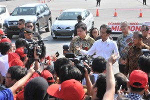 Presiden Jokowi menjawab soal pelemahan rupiah usai melepas ekspor Toyota, di Pelabuhan Tanjung Priok, Jakarta, Rabu (5/9) pagi. (Foto: JAY/Humas)