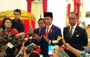 Presiden Jokowi menjawab pertanyaan wartawan usai melantik Gubernur-Wakil Gubernur NTB periode 2018-2023, di Istana Merdeka, Jakarta, Rabu (19/9) siang. (Foto: JAY/Humas)