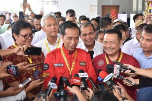 Presiden Jokowi menjawab wartawan usai menghadiri Reuni Akbar Kagama 2018, di Cendrawasih, JCC, Jakarta, Sabtu (22/9) siang. (Foto: JAY/Humas)