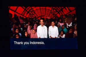 Presiden Jokowi saat menyaksikan Closing Ceremony Asian Games XVIII, dari sebuah tenda tempat dirinya nonton bareng warga, di Lombok Utara, Nusa Tenggara Barat (NTB), Minggu (2/9). (Foto: Humas/Oji). 