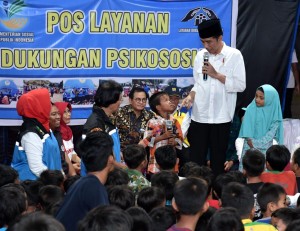 Presiden saat menghibur anak-anak korban gempa korban gempa di Kecamatan Gunung Sari, Lombok Barat, Minggu (2/9). (Foto: BPMI).