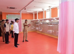 Presiden saat meninjau perbaikan gedung Rumah Sakit Umum Daerah (RSUD) Kota Mataram, NTB, Senin (3/9). (Foto: BPMI)