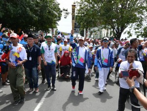 Menpora saat melakukan pawai Obor Asian Para Games 2018 hari Minggu (9/9). (Foto: Humas Kemenpora)