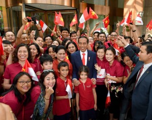 Presiden Jokowi dan Ibu Negara Iriana disambut antusias saat tiba di Hanoi, Vietnam, Selasa (11/9). (Foto: BPMI)