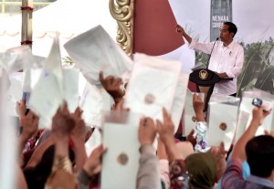 Presiden Jokowi dalam acara penyerahan sertifikat hak atas tanah untuk warga Kabupaten Grobogan dan sekitarnya, Sabtu (15/9). (Foto: BPMI)
