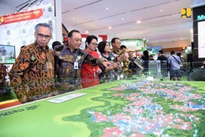 Director General of Housing Finance Lana Winayanti and related officials after the opening of the 2018 Indonesia Properti Expo (IPEX), at Jakarta Convention Center, Senayan, Jakarta, Saturday (22/9). (Photo by: Ministry of Public Works and Public Housing).