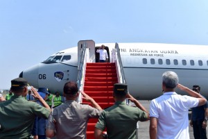 Presiden Jokowi bertolak ke Palu, Sulawesi Tengah, untuk meninjau korban Gempa Bumi dan Tsunami, dari Bandara Adi Soemarmo, Surakarta, Jateng, Minggu (30/9). (Foto: BPMI). 