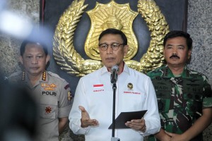 Menko Polhukam Wiranto didampingi Panglima TNI dan Kapolri menyampaikan keterangan pers di Mabes Polri, Jakarta, Senin (24/9) siang. (Foto: Humas Kemenko Polhukam)