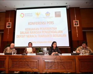 Menkeu Sri Mulyani didampingi Menko Perekonomian, Mendag, dan Menperin mengumumkan langkah-langkah atasi defisit transaksi berjalan, di Gedung Kemenkeu, Jakarta, Rabu (5/9) sore. (Foto: Facebook Sri M)