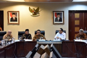 Mendikbud Muhadjir Effendy mendampingi KSP Moeldoko pada konperensi pers di Bina Graha, Jakarta, Jumat (21/9) sore. (Foto: JAY/Humas)