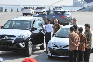 Presiden Jokowi meliht mobil-mobil CBU yang diekspor Toyota ke manca negara, di Pelabuhan Tanjung Priok, Jakarta, Rabu (5/9) pagi. (Foto: JAY/Hums)