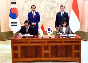 Seskab Pramono Anung menandatangani MoU di hadapan Presiden Jokowi dan Presiden Moon Jae-in, di Blue House, Istana Presiden Seoul, Senin (10/9) siang. (Foto: Rahmat/Humas)