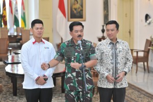 Panglima TNI Marsekal Hadi Tjahjanto didampingi Menpora dan Ketua INAPGOS menyampaikan keterangan pers, di Istana Bogor, Jabar, Jumat (7/9) siang. (Foto: JAY/Humas)