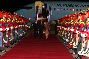 Presiden Jokowi disambut Menteri Kelautan dan Perikanan Korea Selatan saat tiba di Seoul Air Base, Kota Seongnam, Korea Selatan, Minggu (9/9). (Foto: Humas/Rahmat).