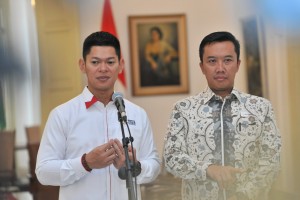 Ketua INAPGOC Raja Oktohari didampingi Menpora Imam Nahrawi menyampaikan keterangan pers, d Istana Kepresidenan, Jakarta, Jumat (7/9) siang. (Foto: JAY/Humas)