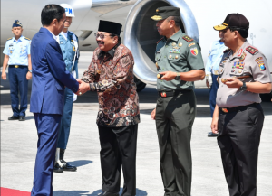 President Jokowi welcomed by East Java Governor Soekarwo at Juanda International Airport, Surabaya, Thursday (6/9). (Photo by: BPMI)