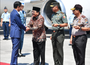 Presiden Jokowi disambut Gubernur Jatim Soekarwo saat tiba di Bandara Juanda, Surabaya, Kamis (6/9) pagi, untuk kunjungan kerja. (Foto: BPMI Setpres