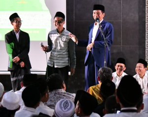 President Jokowi has a dialogue with a number of santri (Islamic Boarding Schools students) in his visit to Bumi Shalawat Progressive Islamic Boarding School, Sidoarjo Regency, East Java, on Thursday (6/9). (Photo by: BPMI)
