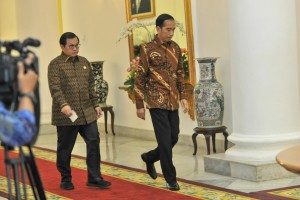 President Jokowi accompanied by Cabinet Secretary Pramono Anung heading to the closed door meeting room, at Bogor Palace, West Java, Friday (9/7). (Photo: JAY/PR)