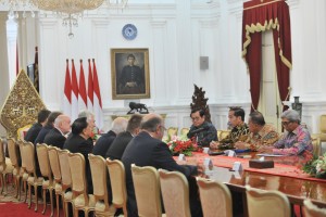 President Jokowi Accompanied by several ministers accepting Czech Republic Senate Delegates, at Merdeka Palace, Jakarta, Monday (9/17). (Photo: JAY/Cabinet Secretariat Public Relations)