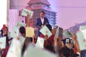 President Jokowi hands over 4,000 Land Certificates, at Cimanggis, Cisalak Village, Depok City, West Java, Thursday (27/9). (Photo by: Oji/Public Relations Division)