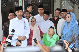 Presiden Jokowi bersama Ibu Sinta Nuriya memberikan keterangan pers seusai silaturahmi, di Ciganjur, Jakarta, Jumat (7/9) sore. (Foto: JAY/Humas)