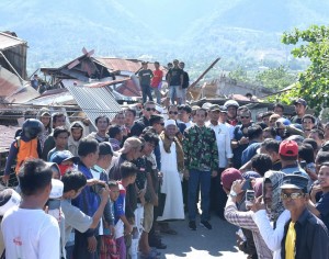 Presiden Jokowi meninjau sejumlah lokasi terdampak gempa bumi dan tsunami di Palu, Sulteng, Minggu (30/9) siang. (Foto: BPMI Setpres)