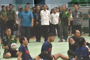 Chairman of INAPGOC Raja Sapta Oktohari (far left) accompanies President Jokowi when inspecting volley athletes at GBK Stadium, Jakarta, Thursday (27/9). (Photo: OJI/PR)