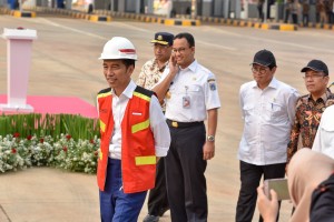 Presiden Jokowi didampingi sejumlah menteri dan Gubernur DKI meninjau jalan tol Depok-Antasari Seksi 1, di Gerbang Tol Cilandak Utama, Jakarta Selatan, Kamis (27/9) sore. (Foto: JAY/Humas)