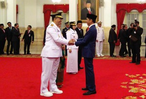 Presiden Jokowi memberikan ucapan selamat kepada Zulkieflimansyah yang baru dilantiknya sebagai Gubernur NTB 2018-2023, di Istana Negara, Jakarta, Rabu (19/9) siang. (Foto: JAY/Humas)