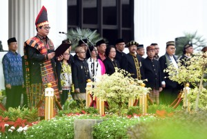 Seskab Pramono Anung meggunakan pakaian nasional saat menjadi Irup Peringatan HUT ke-73 Kemerdekaan RI, di lapangan parkir Kemensetneg, Jakarta, pada 17 Agustus 2018 lalu. (Foto: Rahmad/Humas)