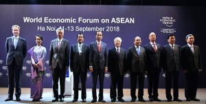 Presiden Jokowi berfoto bersama para pemimpin ASEAN lainnya pada WEF on ASEAN, di Hanoi, Vietnam, Rabu (12/9) siang. (Foto: BPMI Setpres)