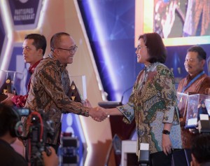 Deputi Seskab bidang Administrasi Farid Utomo menerima penghargaan dari Menkeu Sri Mulyani atas penapaian WTP 5 tahun berturut-turut, di Gedung Dhanapala, Jakarta, Kamis (20/9) pagi. (Foto: Anggun/Humas) 