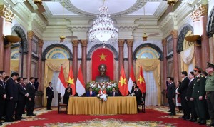 Presiden Jokowi dan Presiden Vietnam menyaksikan penandatangan kesepakatan di Istana Kepresidenan Vietnam, Hanoi, Selasa (11/9). (Foto: BPMI)