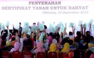 President Jokowi distributes 7,000 land certificates at Pakansari Stadium, Bogor, West Java (25/9). (Photo by: Rahmat/ Public Relations Division of Cabinet Secretariat)  