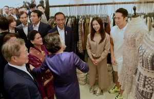 President Jokowi and First Lady Ibu Iriana visits Dongdaemun market in Seoul, South Korea, Monday (10/9). (Photo by: Rahmat/ Public Relations Division of Cabinet Secretariat)