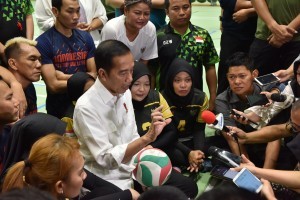 President Jokowi, accompanied by sitting volleyball athletes, answers questions from journalists at GBK Stadium, Jakarta, Thursday (27/9). Photo by: OJI/ Public Relations Division of Cabinet Secretariat.